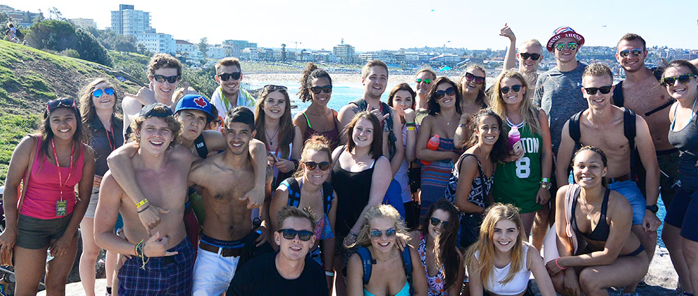 Backpackers doing the Coogee to Bondi beach walk