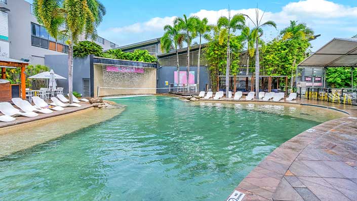 East-Coast-Australia-Where-we-Stay-Gilligans-Pool-Cairns