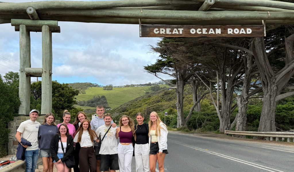 fully-guided-vs-semi-guided-tours